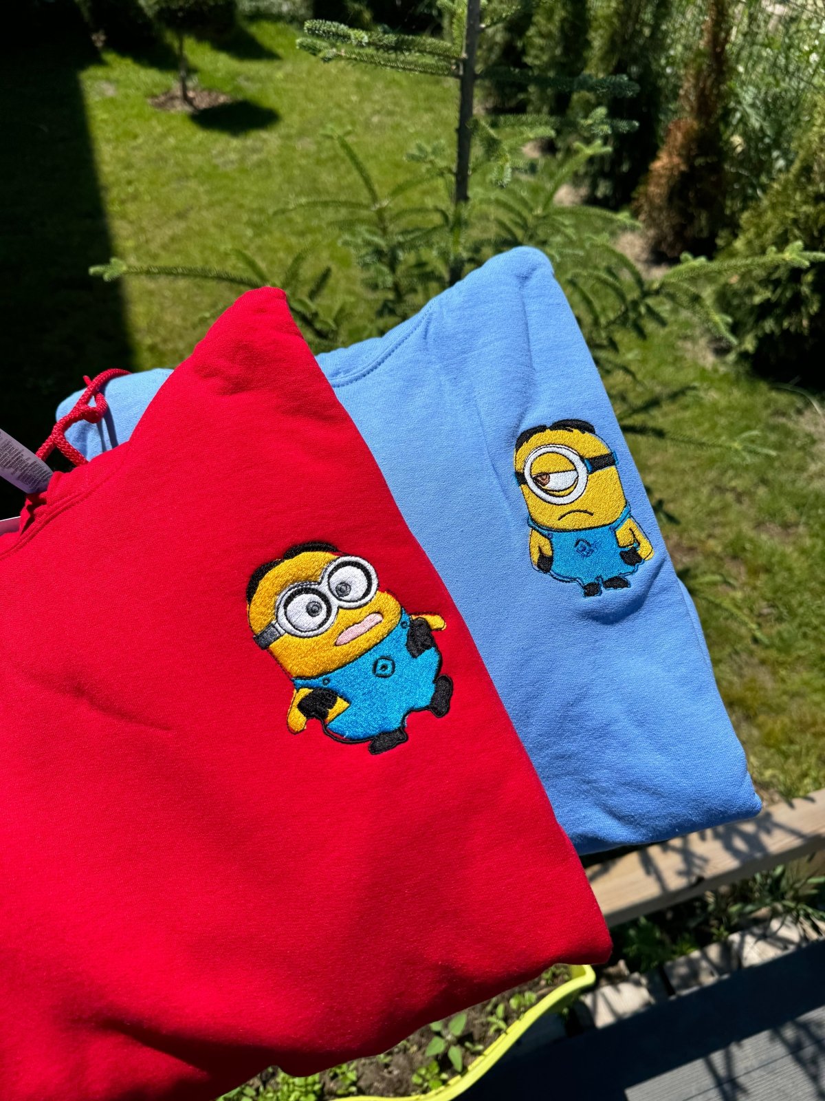 Personalizowane bluzy i koszulki dla par z haftem, idealne jako prezent, tworzone na zamówienie w Koval Customs