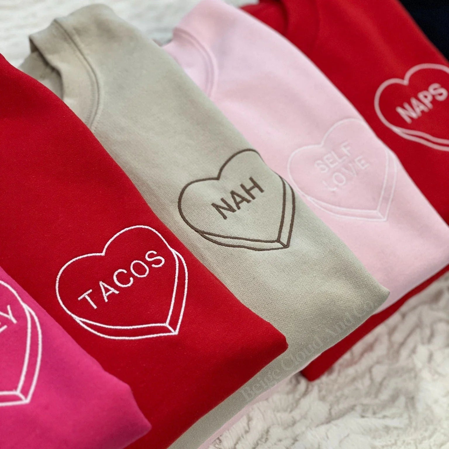 Prezent walentynkowy dla par – bluzy i koszulki z personalizowanym haftem, wyjątkowe i trwałe wykonanie, Koval Customs