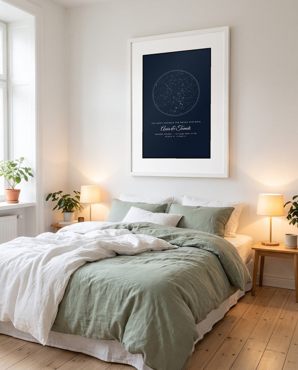 Plakat mapa gwiazd w ramie nad łóżkiem w jasnej sypialni