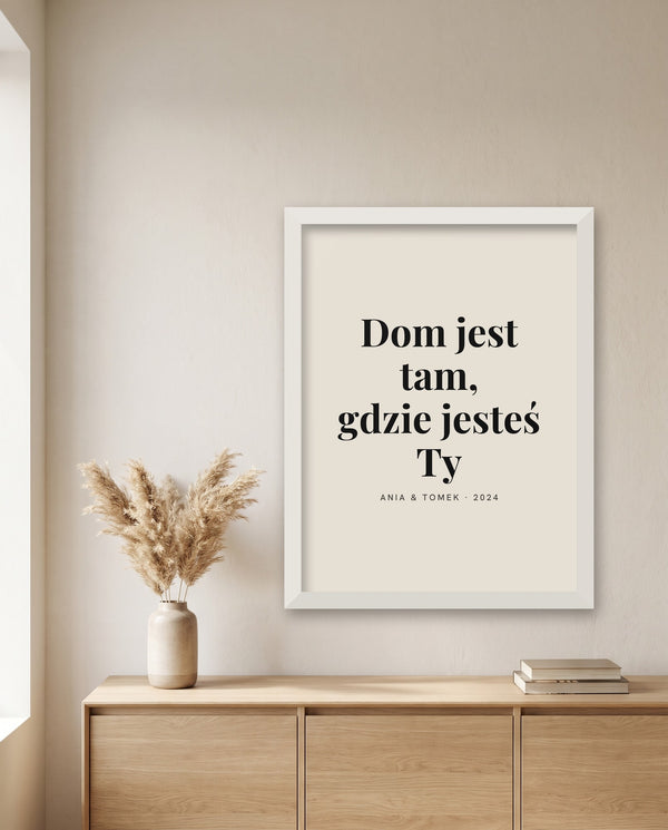 Plakat z Twoim napisem – cytat w białej drewnianej ramie nad komodą