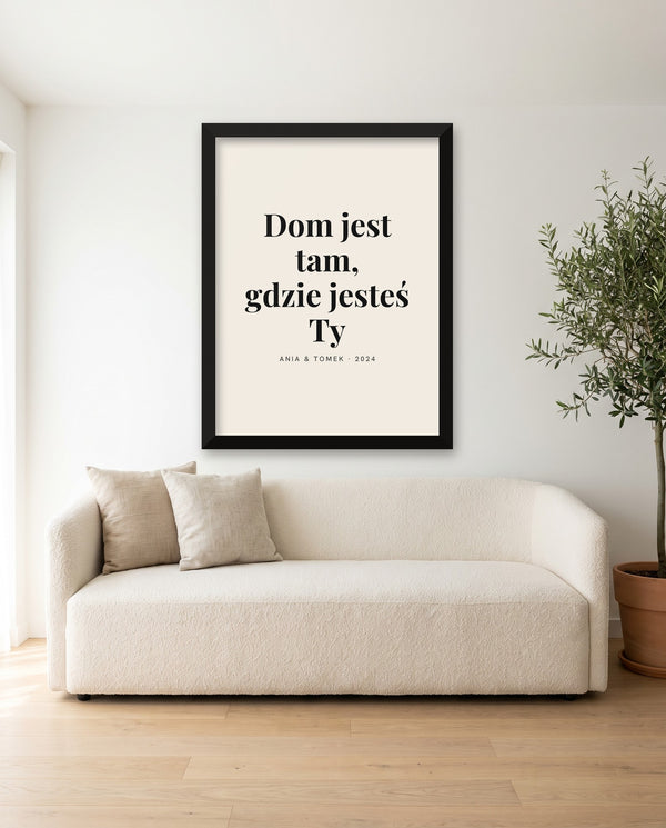 Plakat z Twoim napisem – cytat w czarnej drewnianej ramie nad sofą