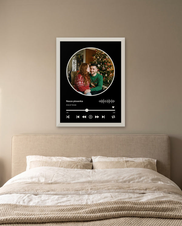 Plakat odtwarzacz muzyki ze zdjęciem w kole, ciemny, w białej ramie nad łóżkiem