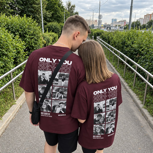 Para w bordowych koszulkach ONLY YOU z kolażem zdjęć i imieniem na plecach – Koval Customs