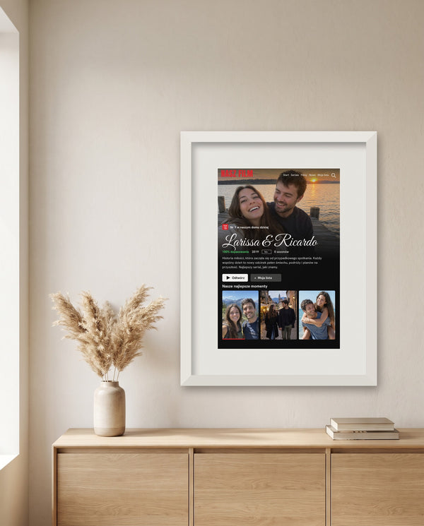 Plakat Wasz film w białej ramie z passe-partout nad komodą