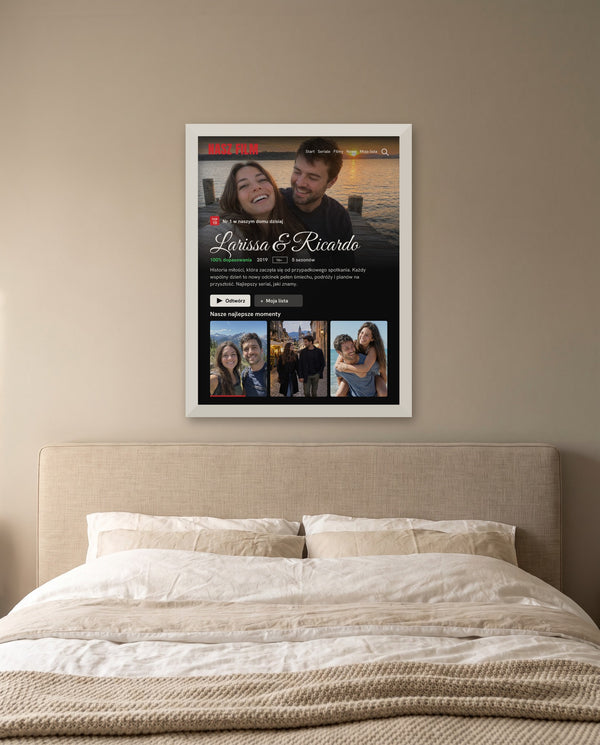 Plakat Wasz film w białej ramie nad łóżkiem