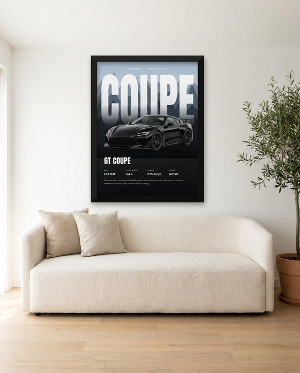 Plakat z autem na tle gór w czarnej ramie nad sofą