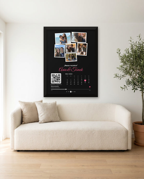 Czarny plakat kolaż z kodem QR w czarnej ramie nad sofą