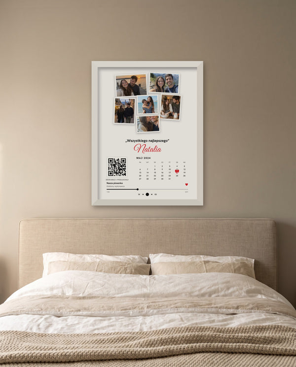 Plakat kolaż z kalendarzem w białej ramie nad łóżkiem