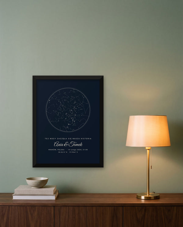 Mapa gwiazd – personalizowany plakat w czarnej drewnianej ramie na ścianie