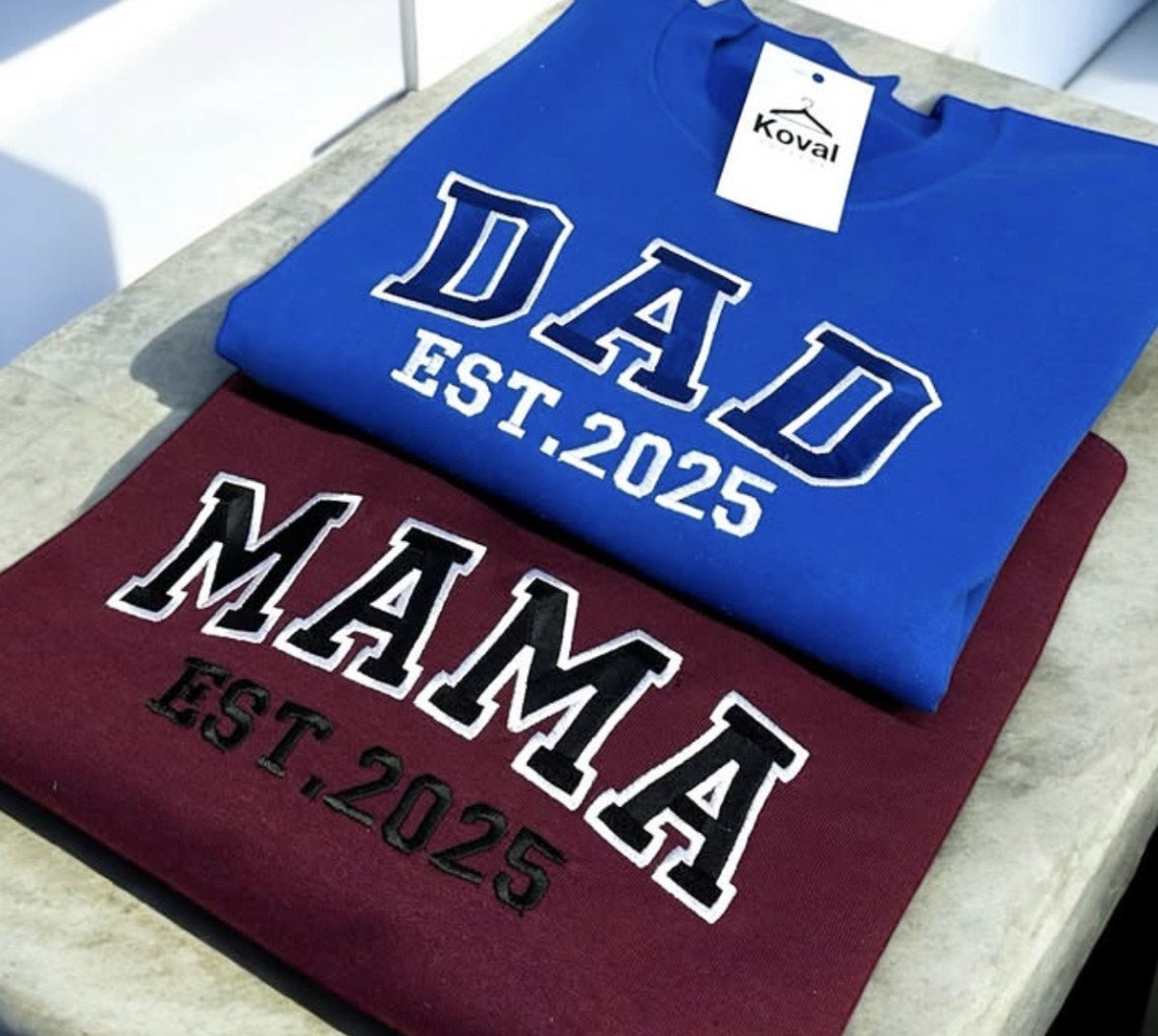 Prezent na Dzień Mamy lub Dzień Taty – bluzy i koszulki z personalizowanym haftem, robione w Polsce, Koval Customs