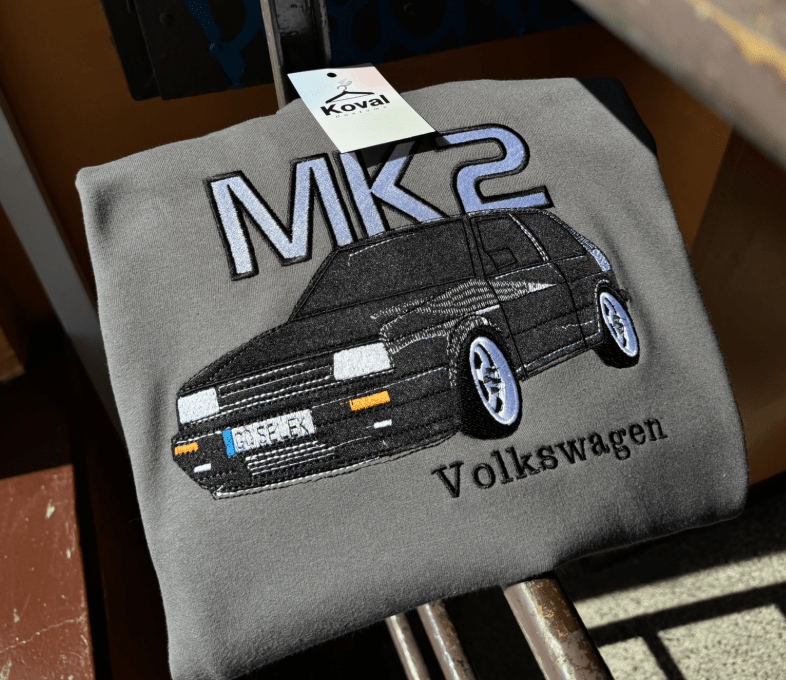 Bluzy i koszulki z motywami motoryzacyjnymi, haft na zamówienie, idealne dla fanów aut i motocykli, Koval Customs