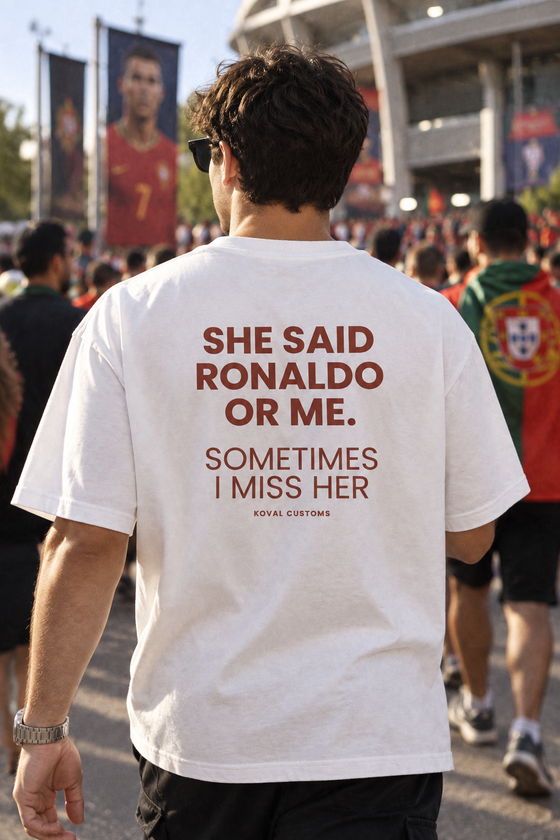 She Said Ronaldo Or Me. Sometimes I Miss Her – Koszulka z Nadrukiem