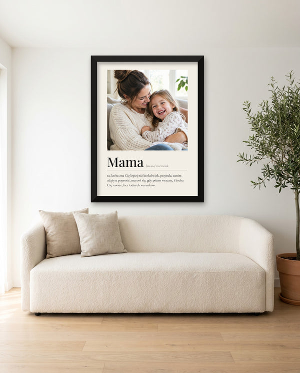 Plakat definicja Mamy ze zdjęciem w czarnej drewnianej ramie nad sofą