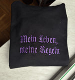[DE] Hoodie mit lila Frakturschrift-Stickerei: Mein Leben, meine Regeln