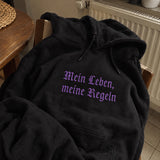 [DE] Schwarzer Hoodie mit lila Frakturschrift: Mein Leben, meine Regeln