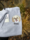 [DE] Grauer Hoodie mit gesticktem Hundeporträt und Namen Bella im Freien