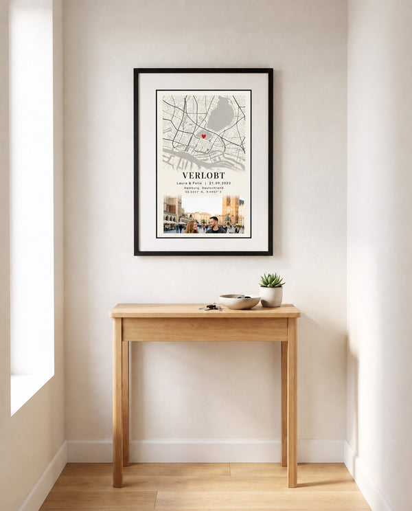 [DE] Personalisiertes Stadtplanposter von Hamburg mit Laura & Felix, Foto und Verlobungsdatum 21.09.2023.