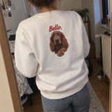 [DE] Kleidung mit Haustierporträt und dem Namen Bello.