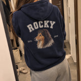 [DE] Kleidung mit Haustierporträt und dem Namen ROCKY.