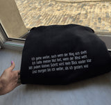 [DE] Gefalteter Hoodie mit gesticktem Vierzeiler: Ich gehe weiter, auch wenn der Weg sich dreht