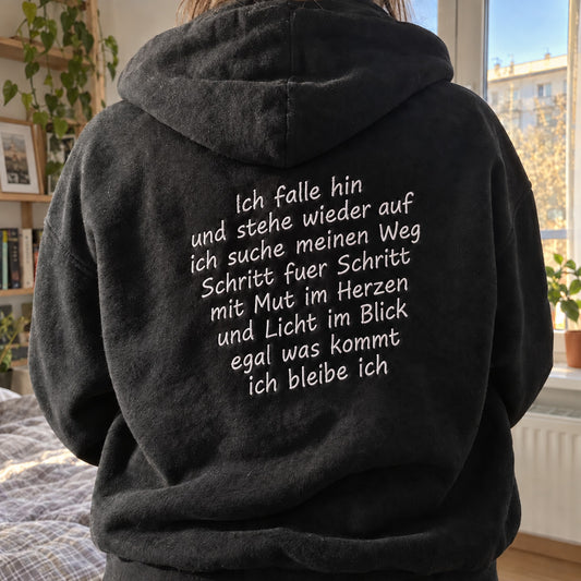 [DE] Bestickter Hoodie mit langem deutschem Gedicht auf dem Rücken: Ich falle hin und stehe wieder auf