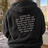 [DE] Bestickter Hoodie mit langem deutschem Gedicht auf dem Rücken: Ich falle hin und stehe wieder auf