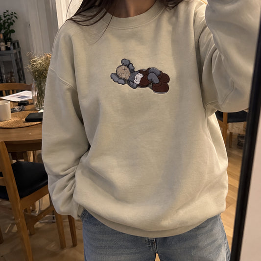 KAWS Laying – Haftowana Bluza (Streetwear) – Koval Customs