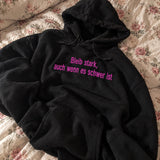 [DE] Hoodie auf Blumenbettwäsche mit Stickerei: Bleib stark, auch wenn es schwer ist