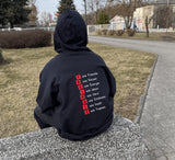 [DE] Person im Hoodie mit roter Würfelbuchstaben-Stickerei FREIHEIT auf dem Rücken