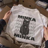 [DE] Kleidung mit Haustierporträt und dem Namen MINKA.