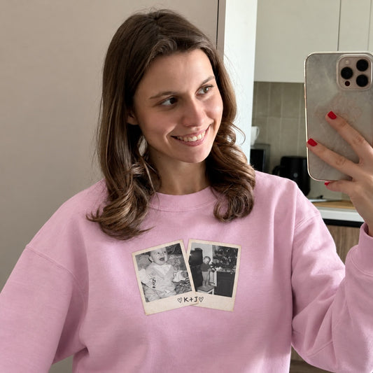 Różowa bluza z nadrukiem dwóch zdjęć w ramkach polaroid i inicjałami – Koval Customs