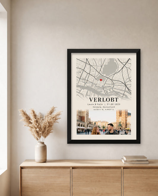 [DE] Personalisiertes Stadtplanposter von Hamburg mit Laura & Felix, Foto und Verlobungsdatum 21.09.2023.