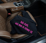 [DE] Hoodie im Auto mit pinker Stickerei: Bleib stark, auch wenn es schwer ist
