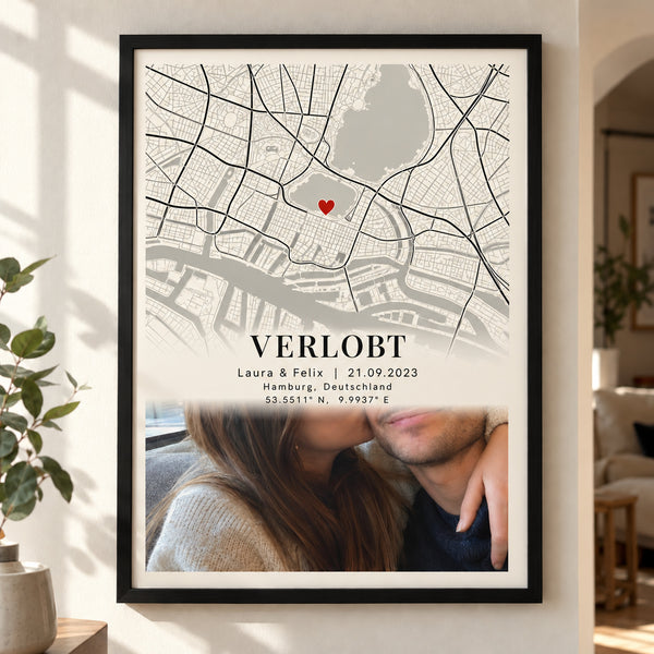 [DE] Personalisiertes Stadtplanposter von Hamburg mit Laura & Felix, Foto und Verlobungsdatum 21.09.2023.
