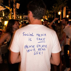 Koszulka z nadrukiem Social media is fake, please enjoy your real life, napis na plecach, biała