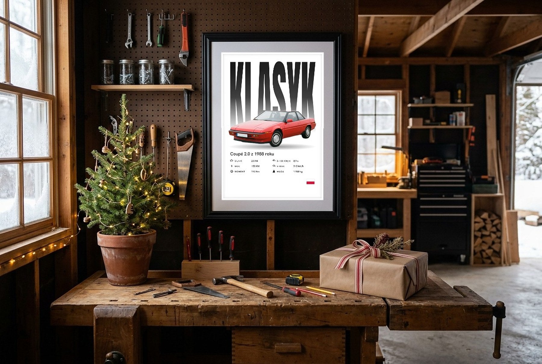 Plakat z autem ze zdjęcia i specyfikacją w czarnej ramie nad warsztatem w garażu przy choince