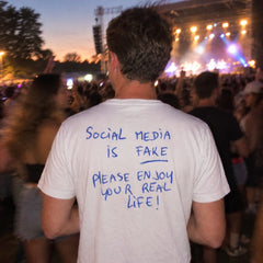 Koszulka z nadrukiem Social media is fake na plecach, na koncercie