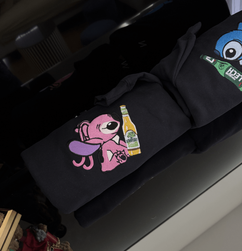 Angel i Stitch z dowolną butelką - Haftowana bluza/koszulka - Koval Customs. Polska produkcja, wysoka jakosc, personalizowane