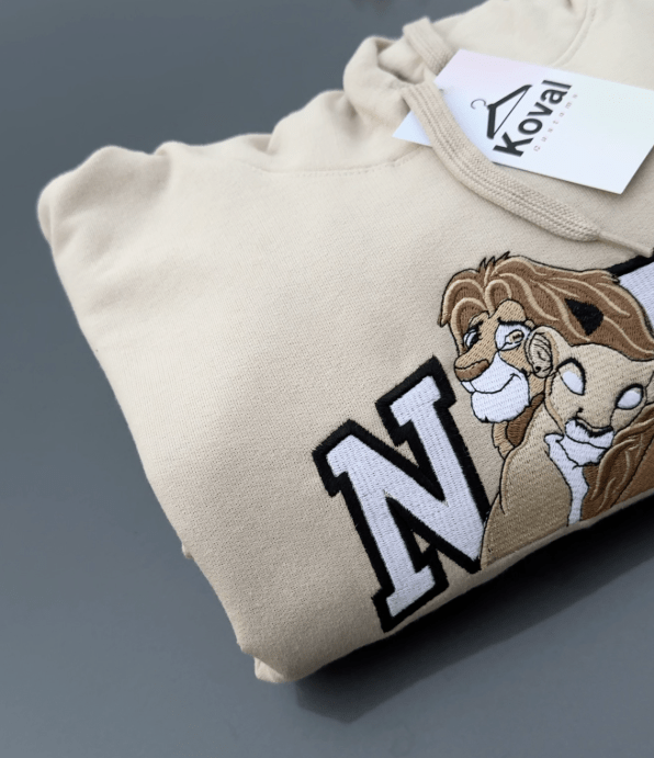 Simba & Nala NKE - Haftowana bluza/koszulka - Koval Customs. Polska produkcja, wysoka jakosc, personalizowane