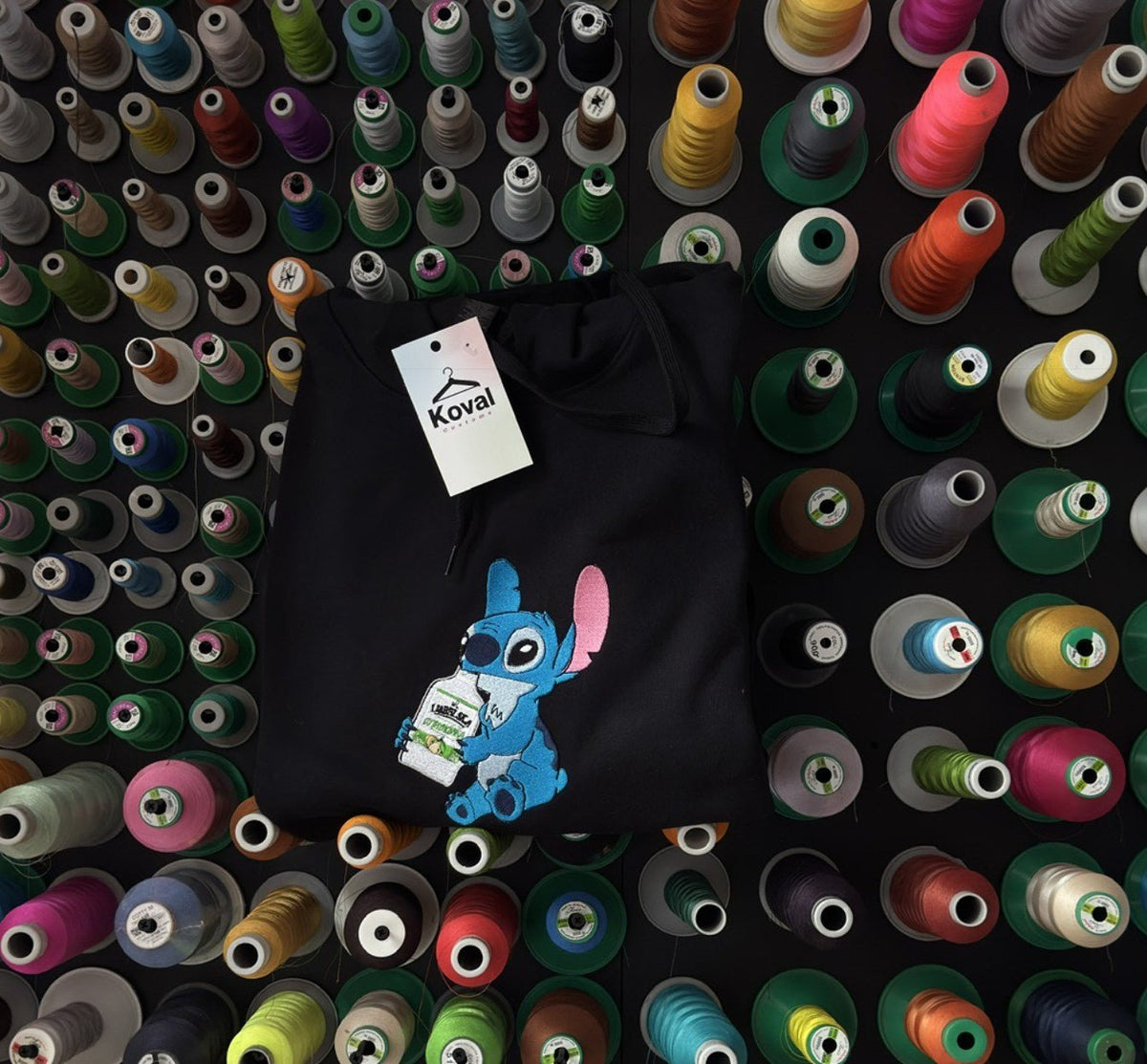 Stitch pijący z dowolnej butelki - Haftowana bluza/koszulka - Koval Customs. Polska produkcja, wysoka jakosc, personalizowane
