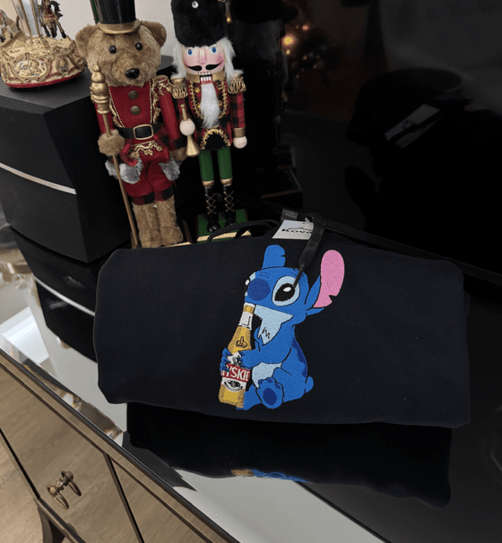 Stitch pijący z dowolnej butelki - Haftowana bluza/koszulka - Koval Customs. Polska produkcja, wysoka jakosc, personalizowane