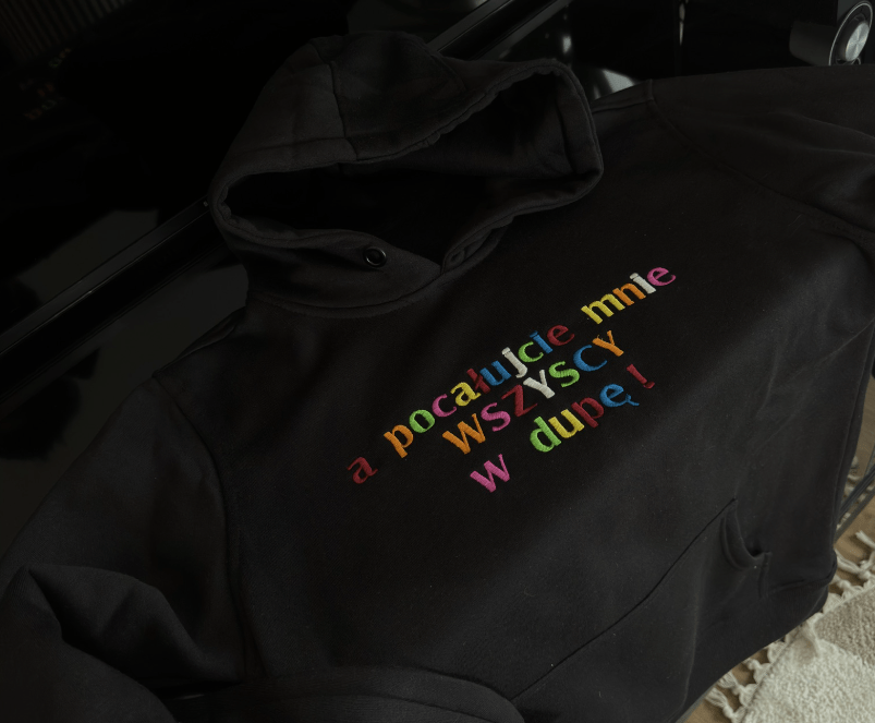 Pocałujcie mnie wszyscy w dupę - Haftowana bluza/koszulka - Koval Customs. Polska produkcja, wysoka jakosc, personalizowane