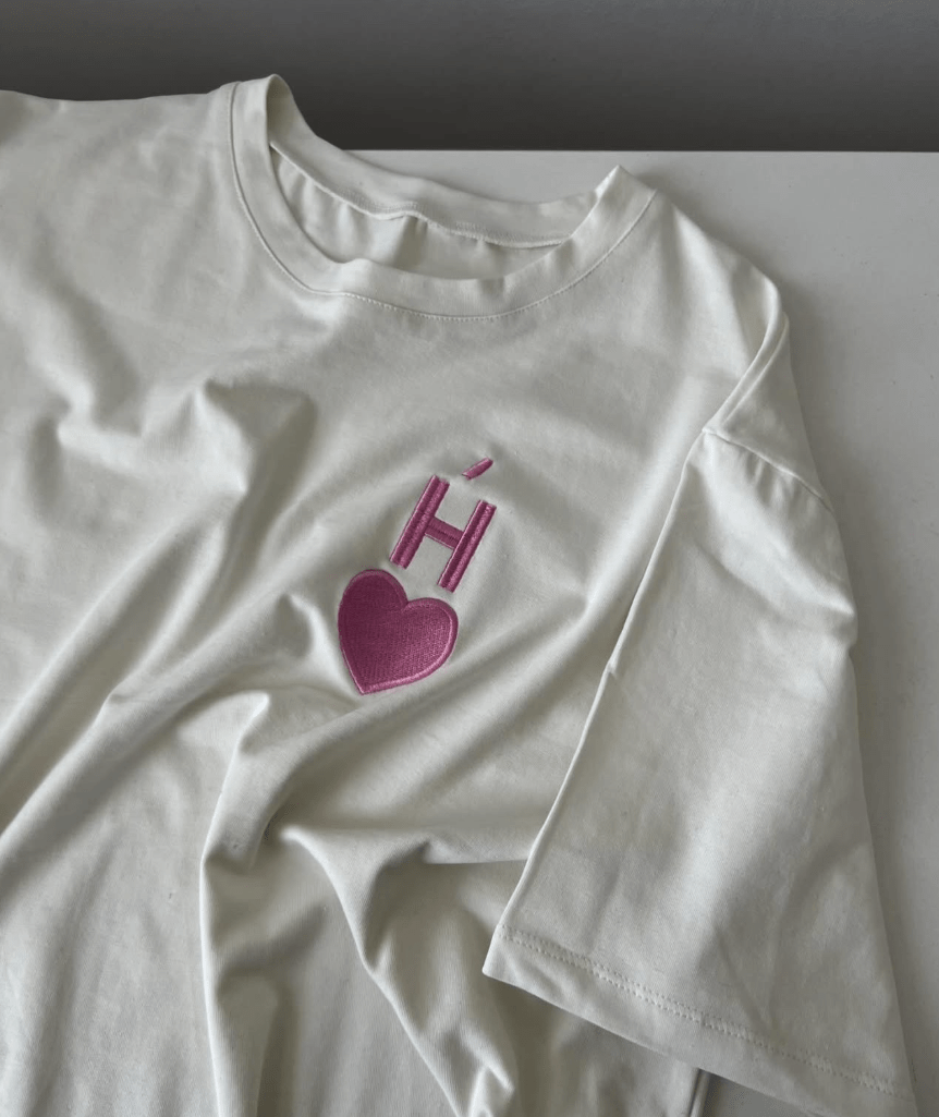 Inicjał z sercem - Haftowana bluza/koszulka - Koval Customs. Polska produkcja, wysoka jakosc, personalizowane