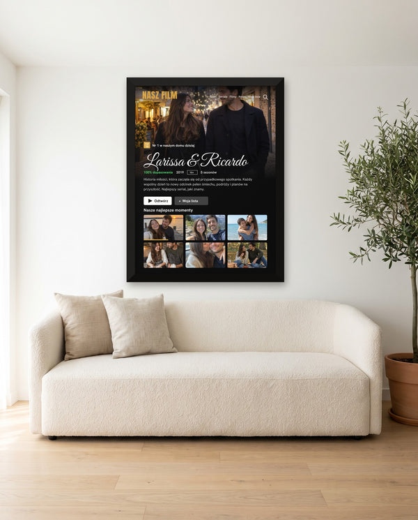 Plakat Wasz film w czarnej ramie nad sofą