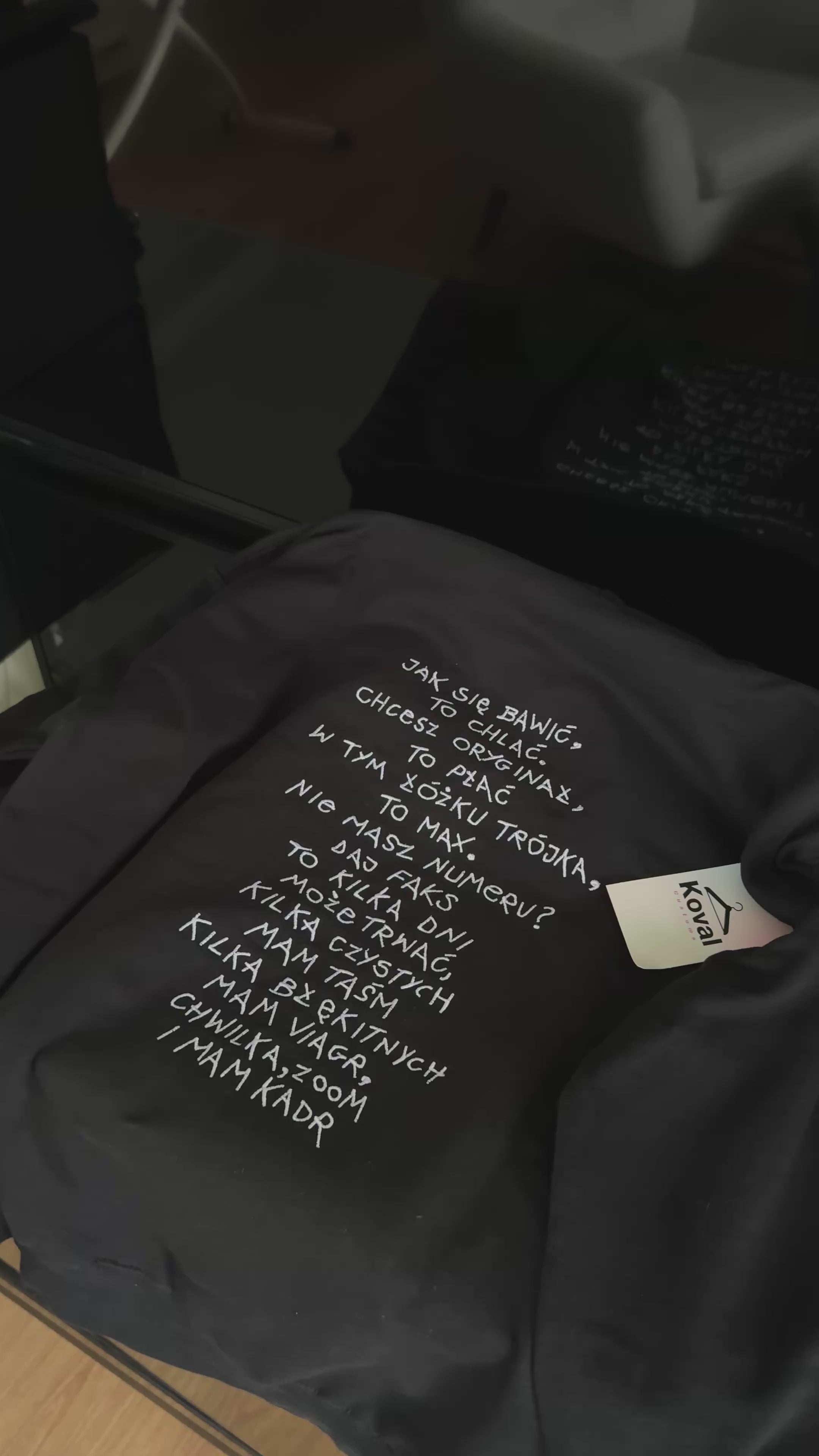 Tekst Pro8l3m VHS - Haftowana bluza/koszulka